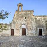 La facciata principale della chiesa si presenta semplice e lineare, realizzata con paramento in conci di pietra locale e definita dalla giustapposizione di due diversi volumi adiacenti, corrispondenti alle due navate interne